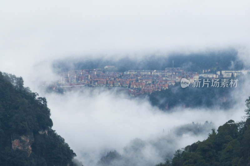 长焦视角拍摄云雾缭绕的山中别墅