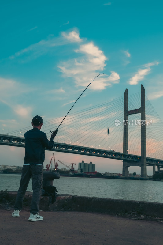 黄昏日落蓝色垂钓江边黄昏上海闵浦大桥晚霞