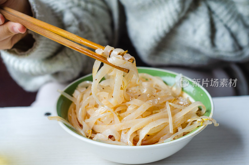 吃一碗陕西特色美食凉皮