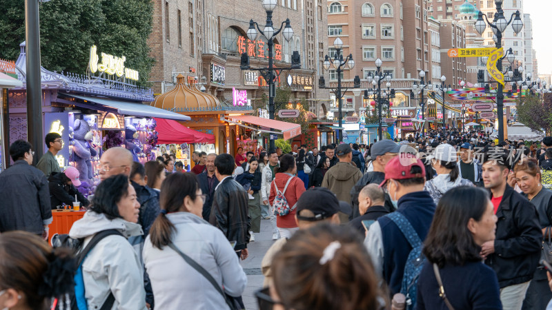 中秋节假期在中国新疆国际大巴扎游玩的游客