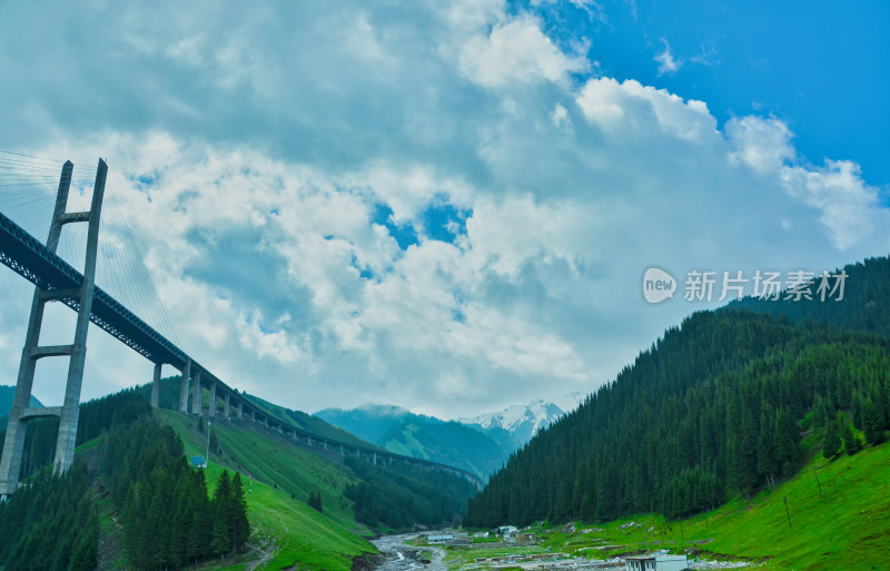 新疆伊犁果子沟大桥与山谷森林自然风光