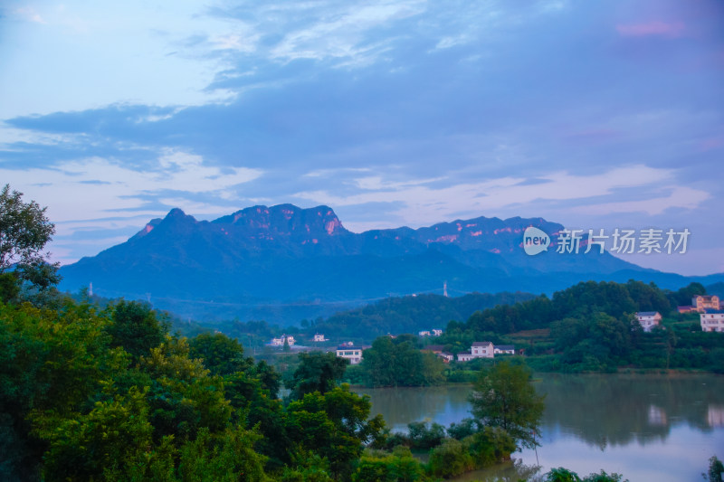 宁静山村黄昏景