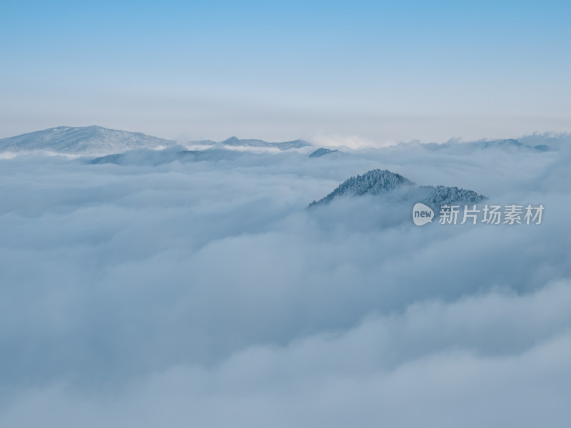 冬季山顶蓝天白云雪景云海杭州临安太子尖