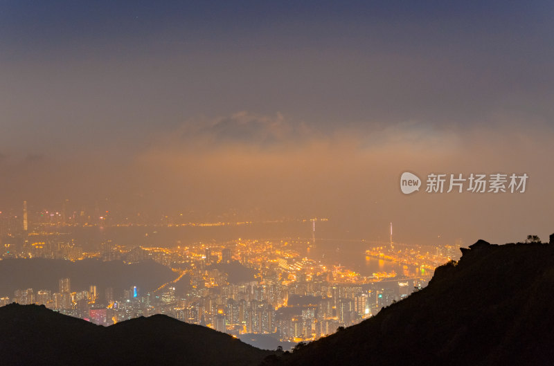 香港大帽山俯瞰维多利亚港城市夜景灯光