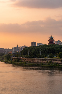 黄昏时的湖南株洲湘江风光带城市景观