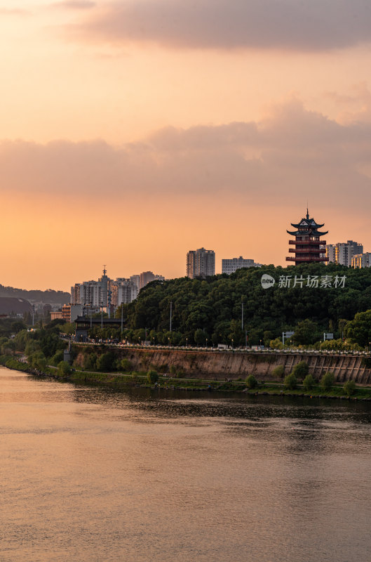 黄昏时的湖南株洲湘江风光带城市景观