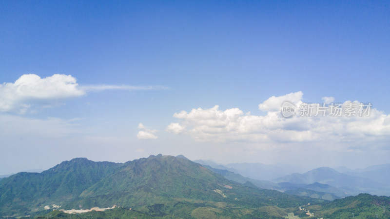 蓝天白云下的群山