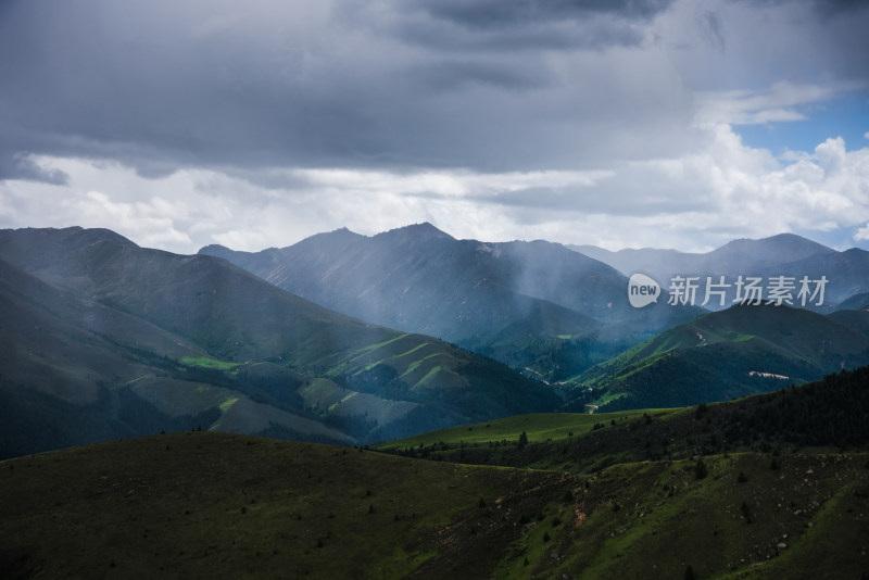 远处山谷乌云密布暴风雨