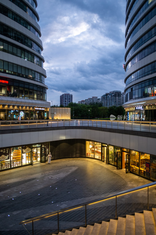 现代风格商业建筑的户外空间夜景展示