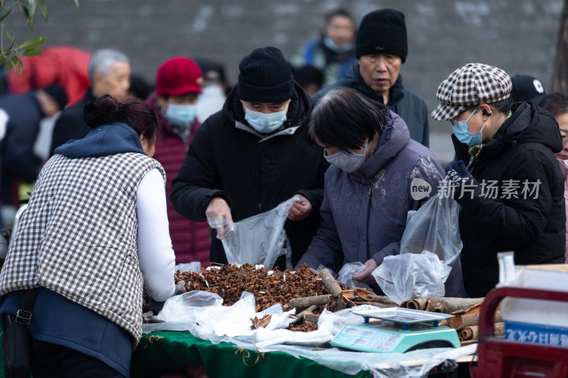 早市买菜卖菜的人们