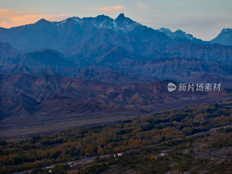 夕阳下的天山山脉