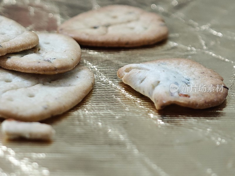 金色背景上放置着的美味饼干