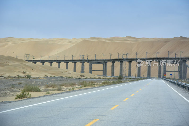 中国甘肃省G215红格线路边风景