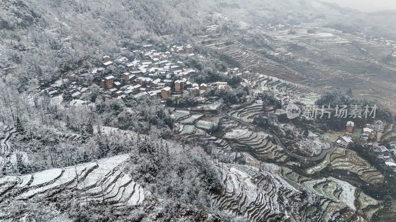 重庆酉阳：大雪纷飞赏雪忙