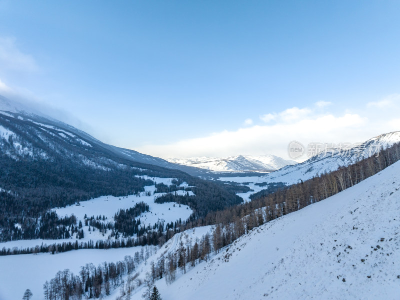 新疆喀纳斯雪景晨雾雪山森林雾凇