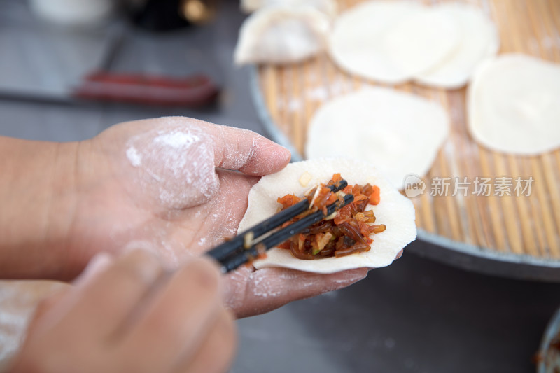 手工包饺子制作中国传统美食