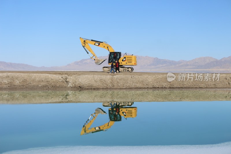 青海翡翠湖挖掘机
