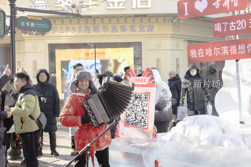 中央大街冬日街头人群聚集场景