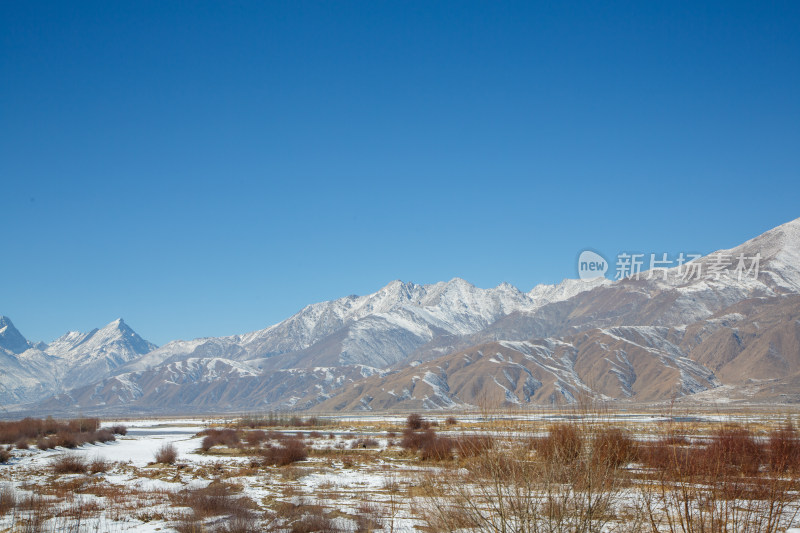 中国西藏冬季拉萨河雪景