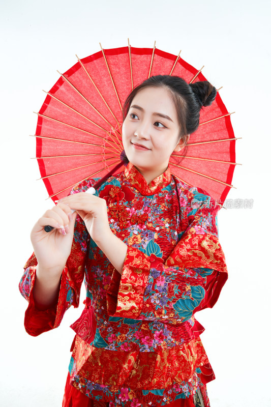 身穿中国秀禾服手撑油纸伞的亚洲女性模特