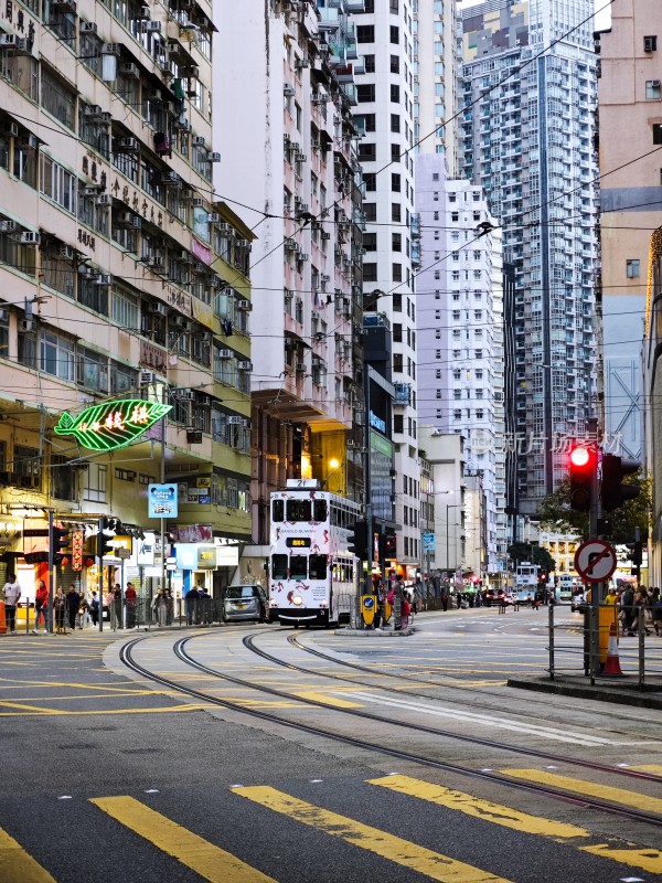 香港街道上有双层电车的街景