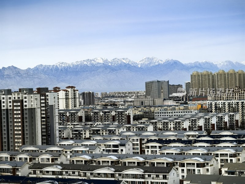 城市建筑群与远山景观