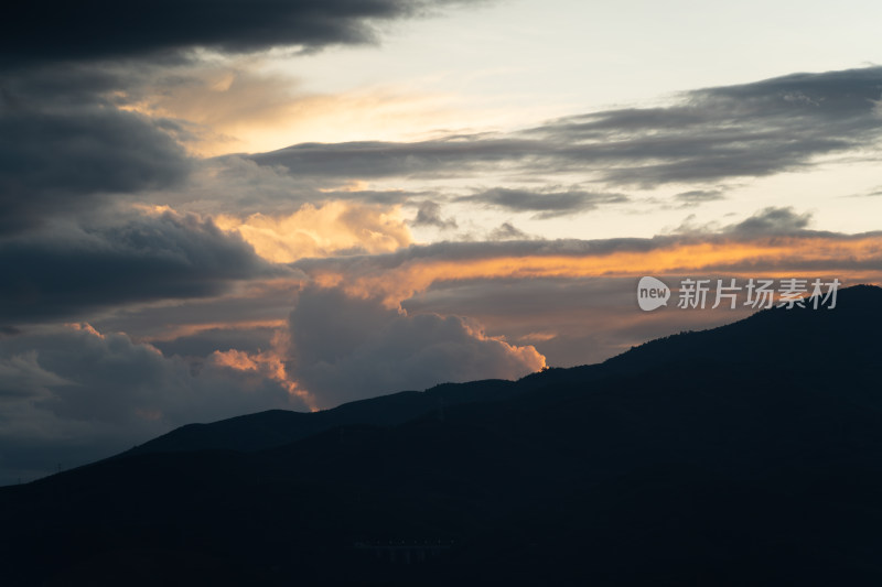 夕阳西下的天空云彩