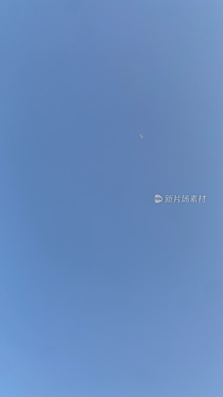 蓝天中飞行的飞机