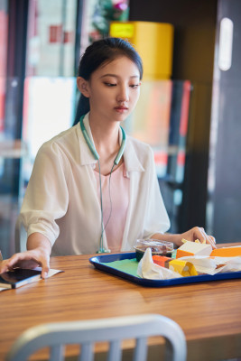 在商场快餐厅大吃特吃的中国可爱少女人像