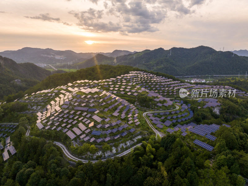 夕阳下山上的光伏