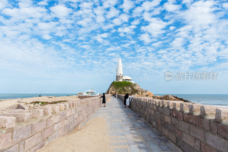 海边步道通往灯塔景观