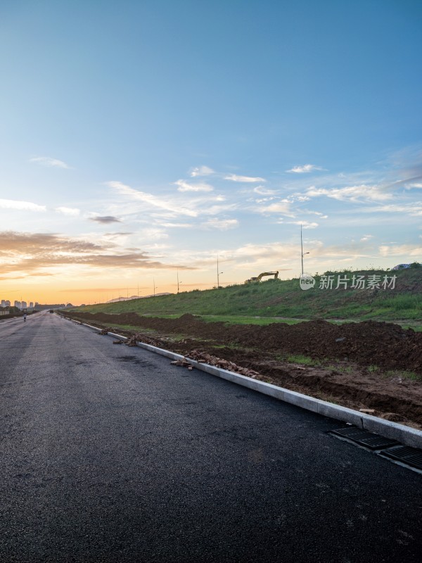 夕阳下的新建道路景观