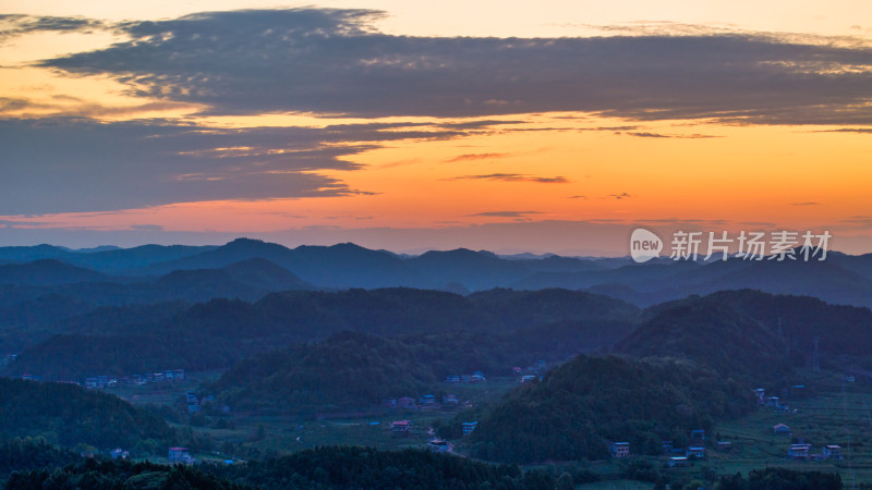 夕阳下四川德阳苍山镇丘陵地区的乡村农田