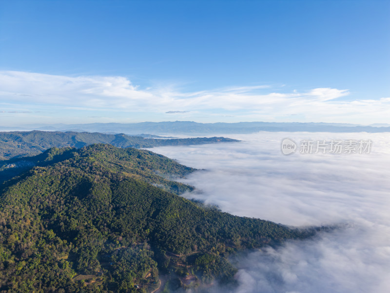 航拍云海中的景迈山山脉壮美自然景象