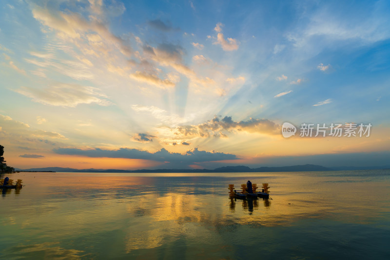 夕阳下的湖面