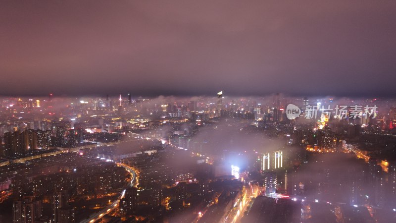 平流雾笼罩的城市夜景