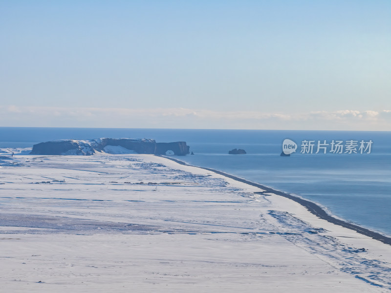 冰岛北极圈维克小镇黑沙滩雪景航拍