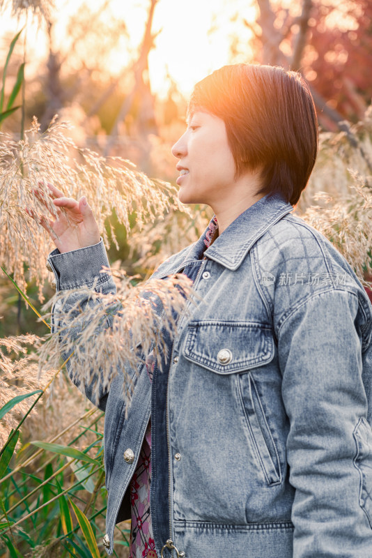 秋天在公园花丛中游玩中国女性肖像