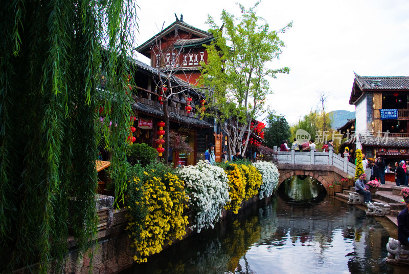 丽江古城河边休闲场景