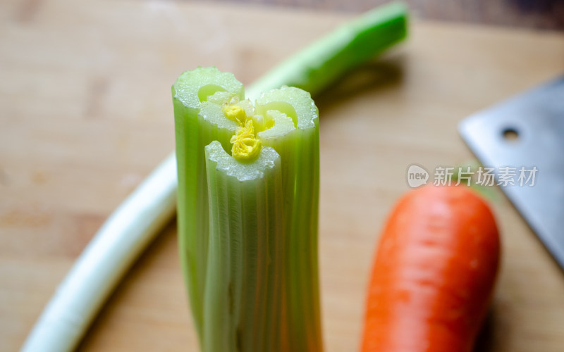 案板上的芹菜胡萝卜特写