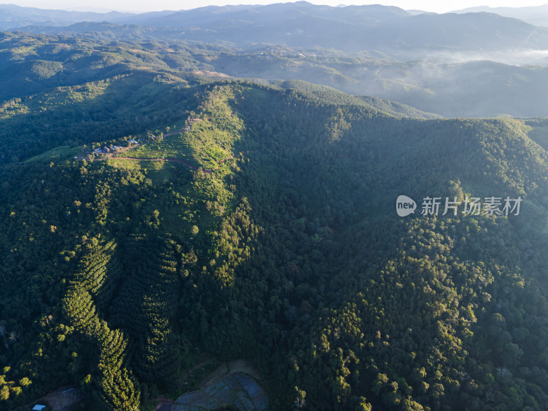 航拍层峦叠嶂的绿色山脉自然景观