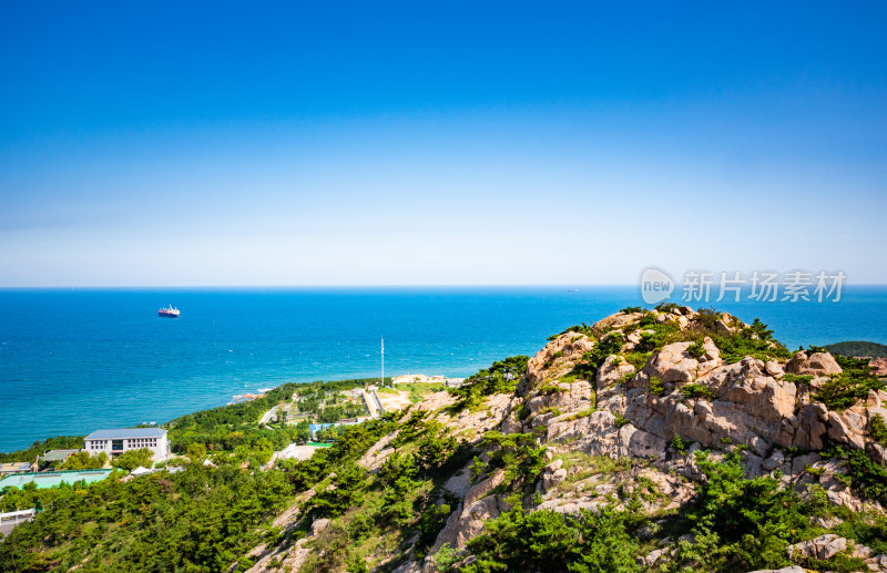 蓝天白云下天空海岸线自然风景