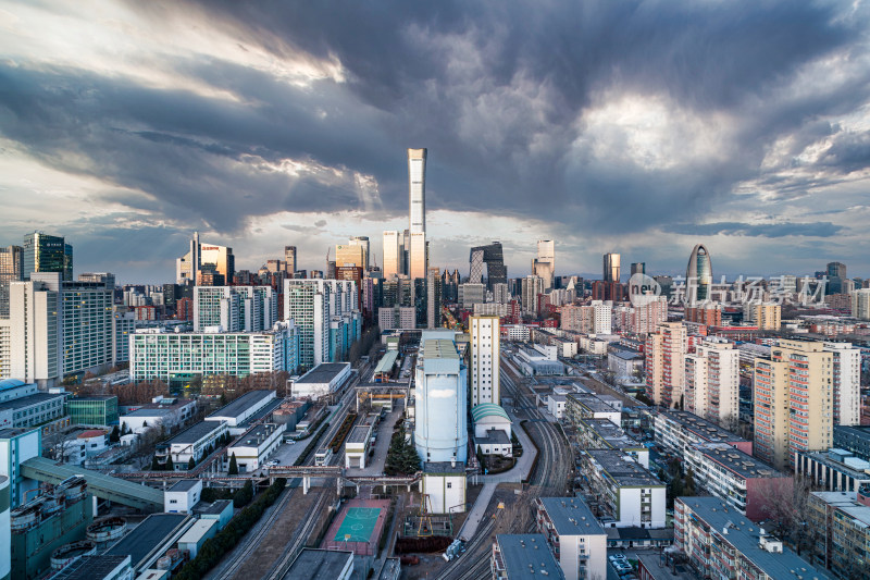 北京阴云下的城市高楼全景