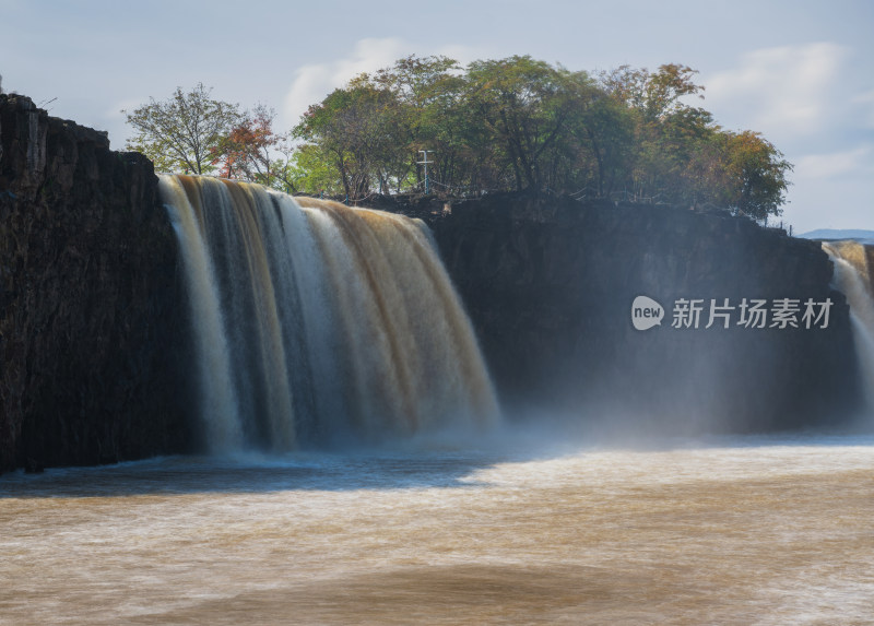 中国黑龙江牡丹江镜泊湖景区瀑布