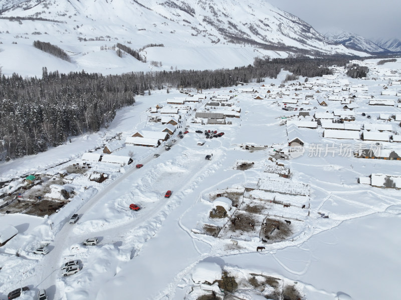 中国新疆阿勒泰禾木冬季雪景白雪覆盖的禾木