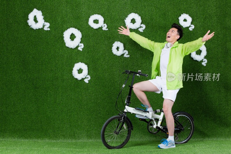 草地创意男青年骑自行车