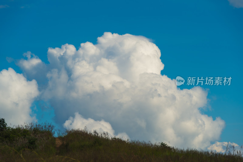 山顶的天空和风景