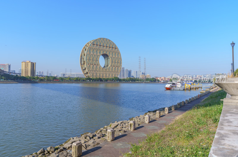 广州珠江圆大厦现代城市建筑与江景风光