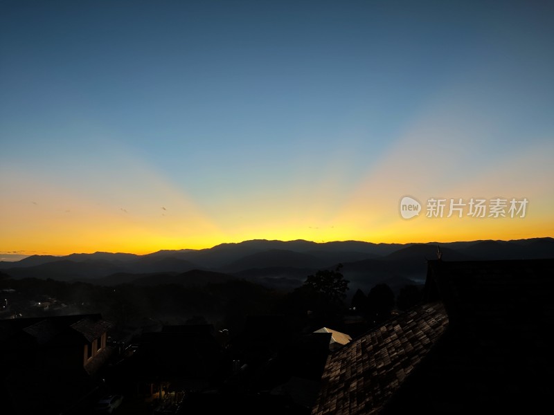 山间村落的金色日落