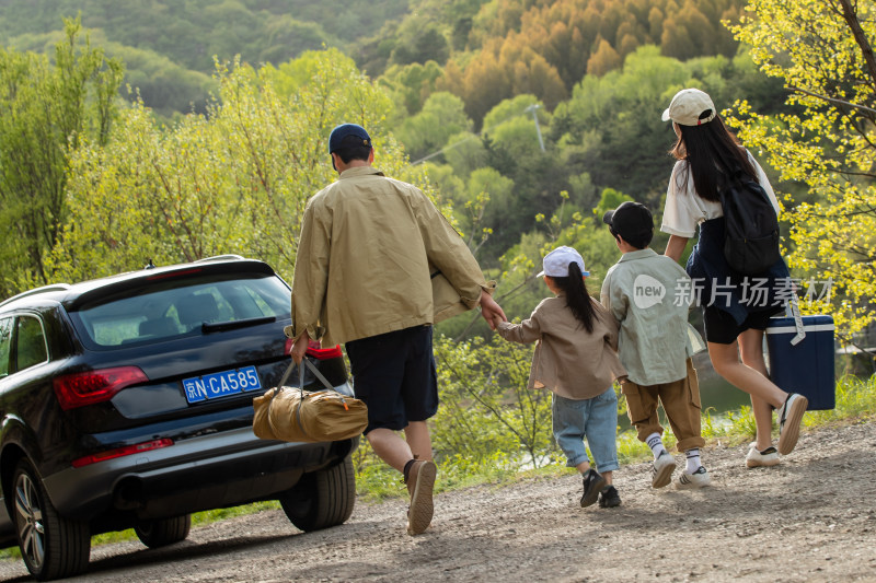 幸福的一家人郊外旅行